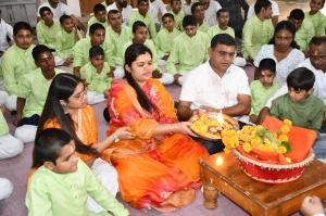 Sreesomnath Trust organized mentally challenged children of Samprat Sanstha and conducted flag worship and food.