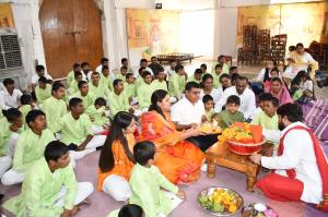 Sreesomnath Trust organized mentally challenged children of Samprat Sanstha and conducted flag worship and food.