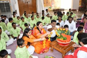 Sreesomnath Trust organized mentally challenged children of Samprat Sanstha and conducted flag worship and food.