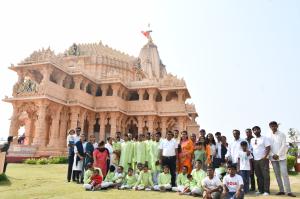 Sreesomnath Trust organized mentally challenged children of Samprat Sanstha and conducted flag worship and food.