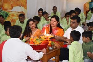 Sreesomnath Trust organized mentally challenged children of Samprat Sanstha and conducted flag worship and food.