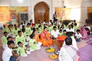 Sreesomnath Trust organized mentally challenged children of Samprat Sanstha and conducted flag worship and food.