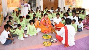 Sreesomnath Trust organized mentally challenged children of Samprat Sanstha and conducted flag worship and food.