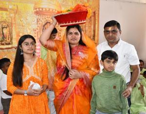 Sreesomnath Trust organized mentally challenged children of Samprat Sanstha and conducted flag worship and food.